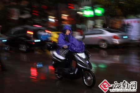 云南网快讯:昆明市区28日下午再降大雨（组图）