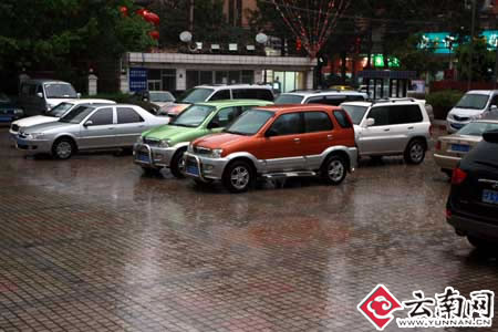 云南网快讯:昆明市区28日下午再降大雨（组图）