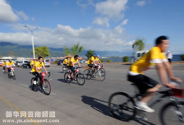 大理三月街民族节环洱海自行车赛激烈角逐