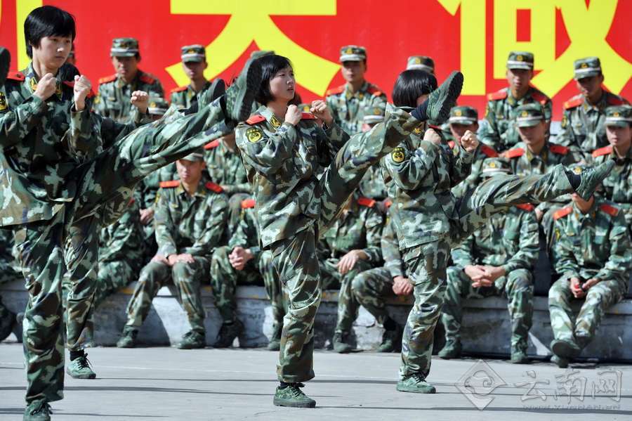 校场大比武 90后<em>武警女兵</em>展英姿(组图)_云南网