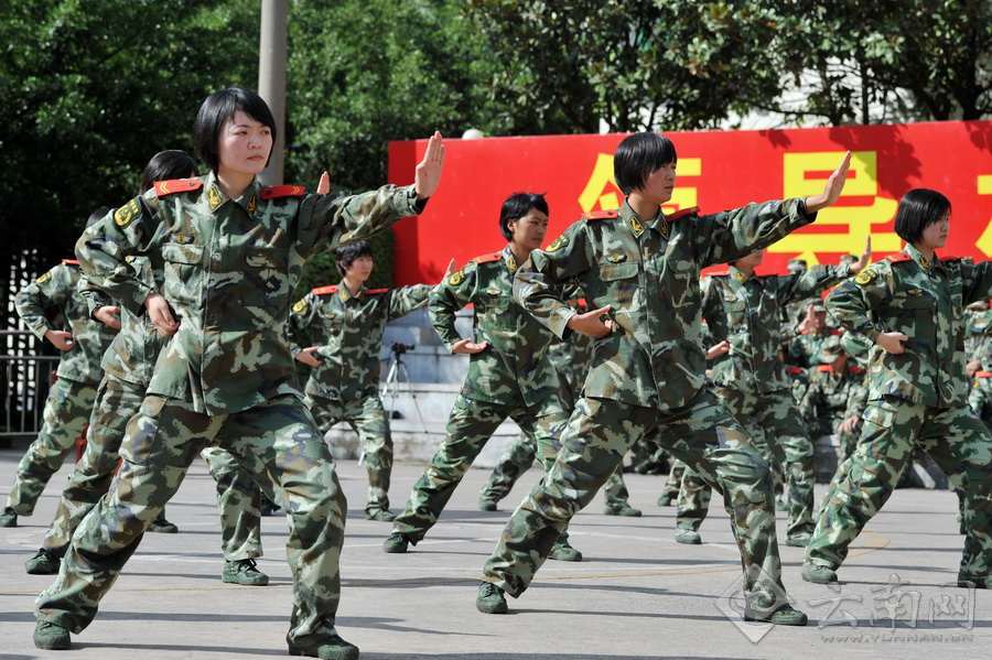 校场大比武 90后<em>武警女兵</em>展英姿(组图)_云南网