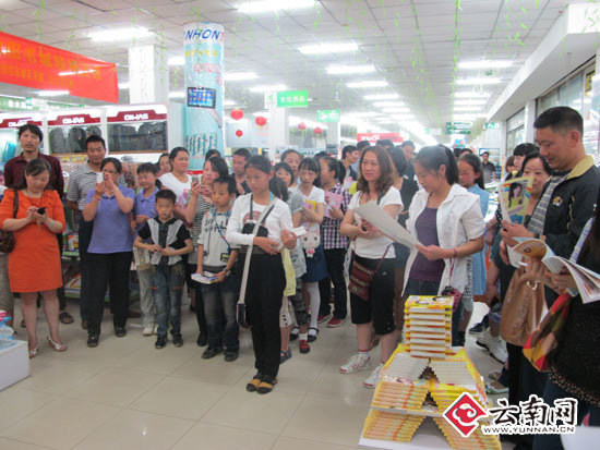 阳光姐姐<em>伍美珍</em>昆明签售:请温柔对待孩子的童