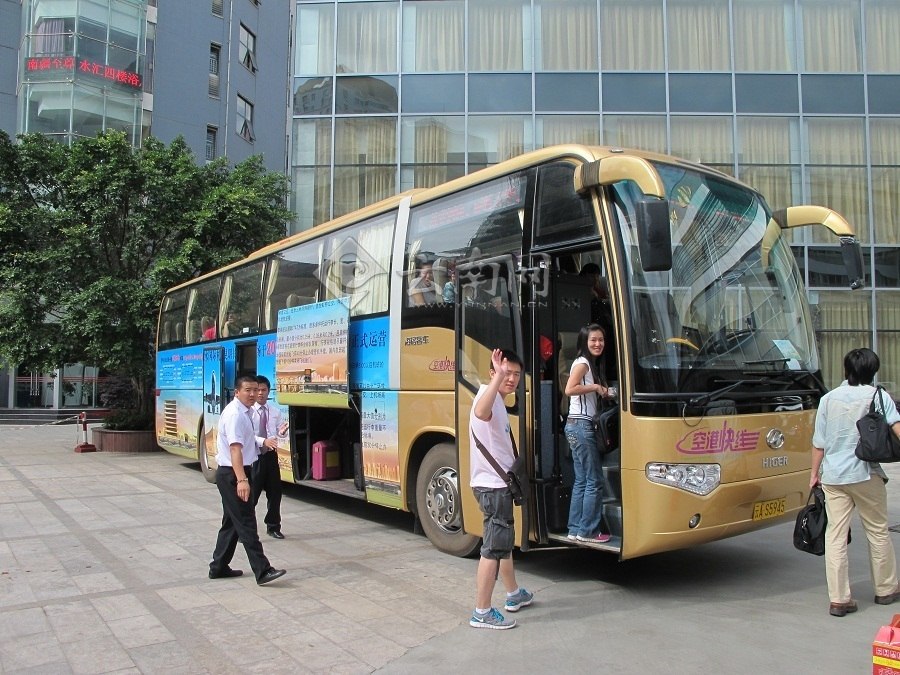 高清组图:记者体验昆明长水国际机场新公交设