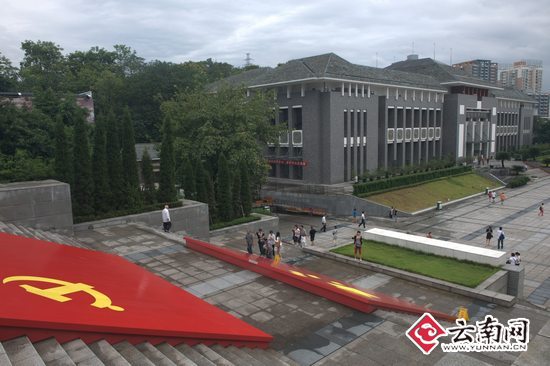 网媒采访团聚焦重庆红色旅游景点 感悟红岩精