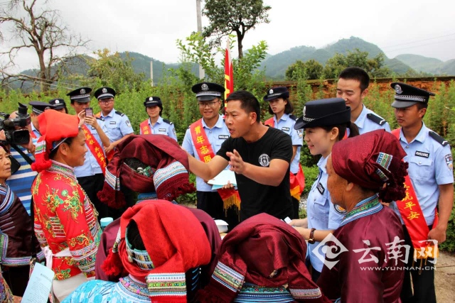  早提醒早预防早警示 云南高铁安全宣传进壮乡