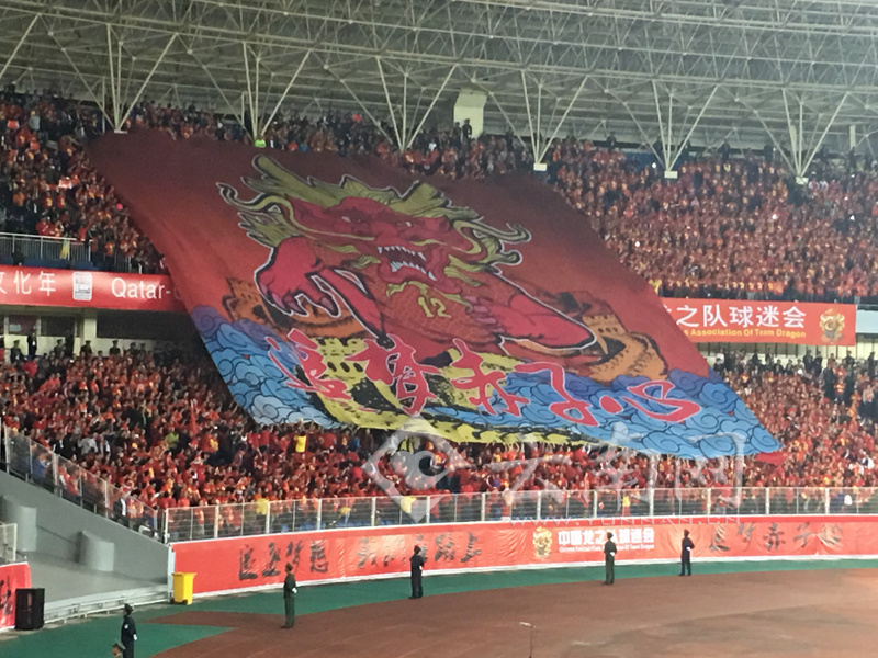 【滚动直播:国足VS卡塔尔】现场球迷点亮手机