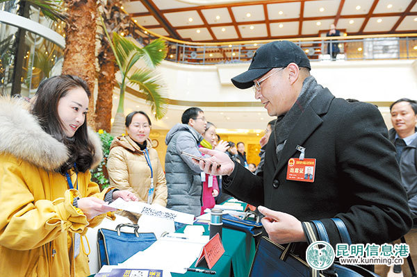 气温骤降热情不减 代表怀揣民意来报到 气温骤降热情不减 代表怀揣民意来报到