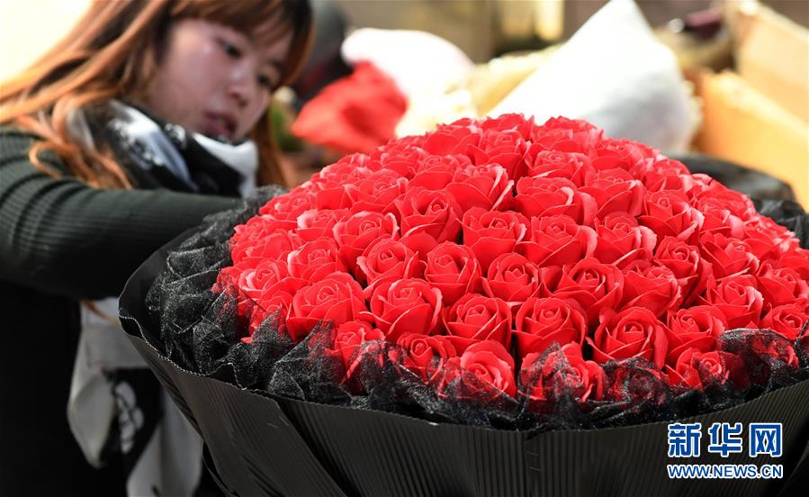 （社会）（1）云南大批鲜花上市 花卉市场迎交易高峰