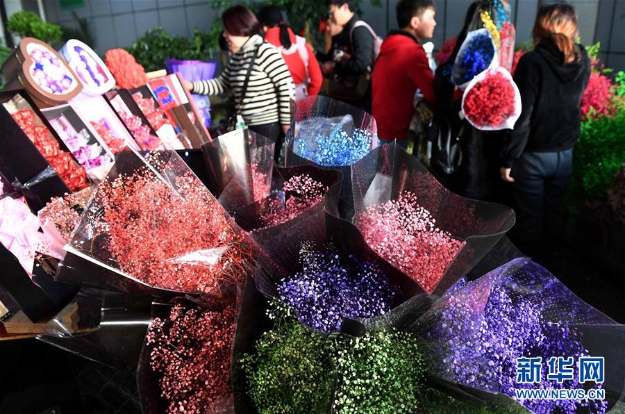 （社会）（5）云南大批鲜花上市 花卉市场迎交易高峰