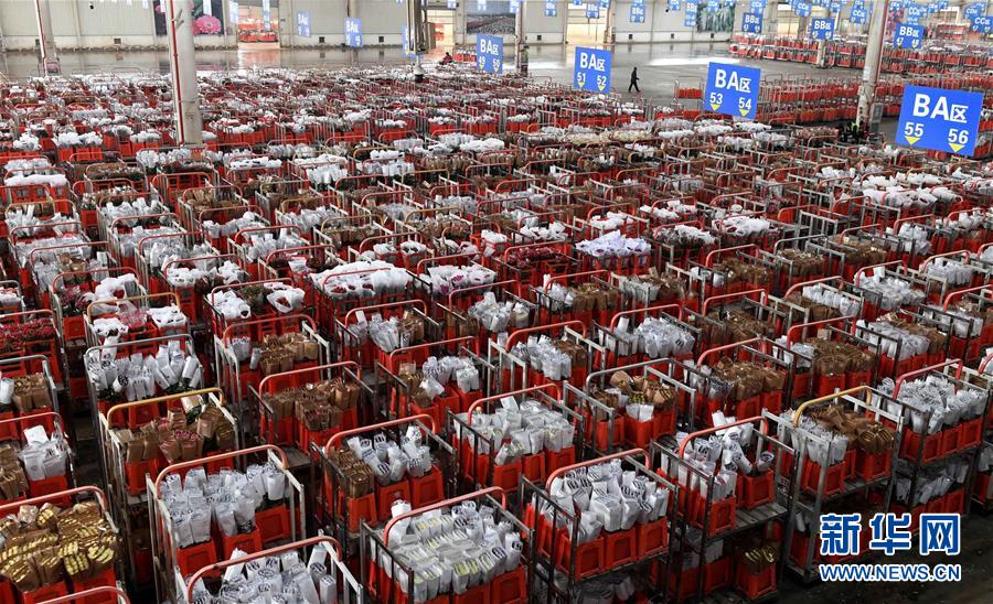 （社会）（9）云南大批鲜花上市 花卉市场迎交易高峰