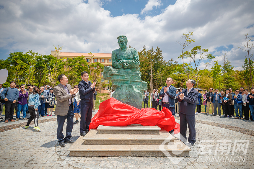 云南大学思奇园内的艾思奇铜像揭幕