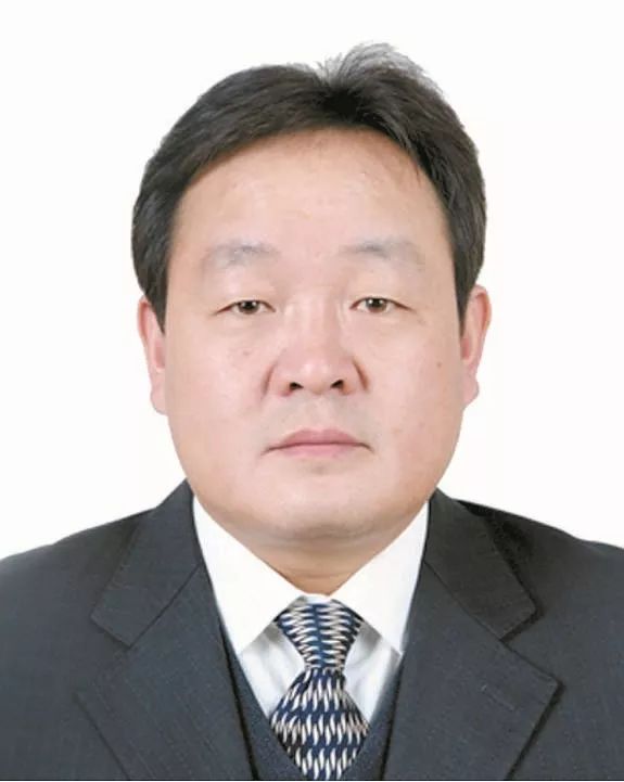 曾任嵩明县公安局警务督查大队大队长,交通警察大队大队长,牛栏江镇