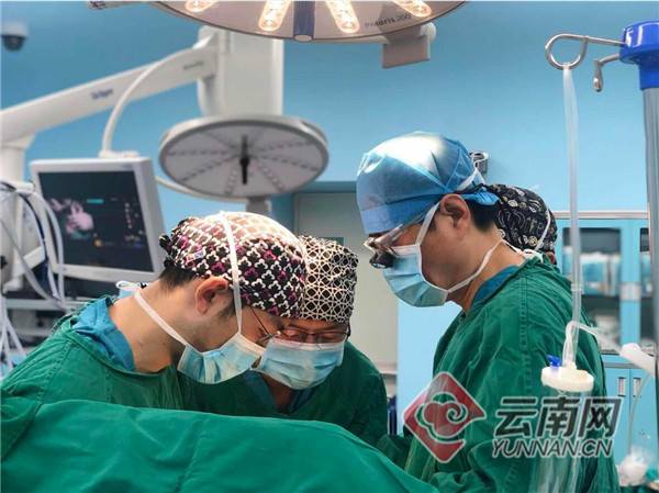 正文   云南省阜外心血管病医院心外科二病区26号病床,刚刚做完手术的