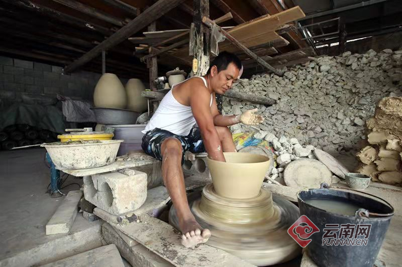 全村玩泥巴 临沧有个碗窑村 最近吸引来自世界的40多位陶艺大师