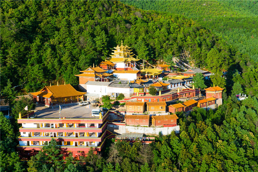 文峰寺位于丽江市,文峰寺大门上有赵朴初先生题写的"文峰寺",拾级而