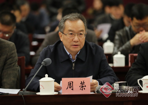 省教育厅厅长周荣在学习座谈会上交流发言.记者 黄喆春 摄