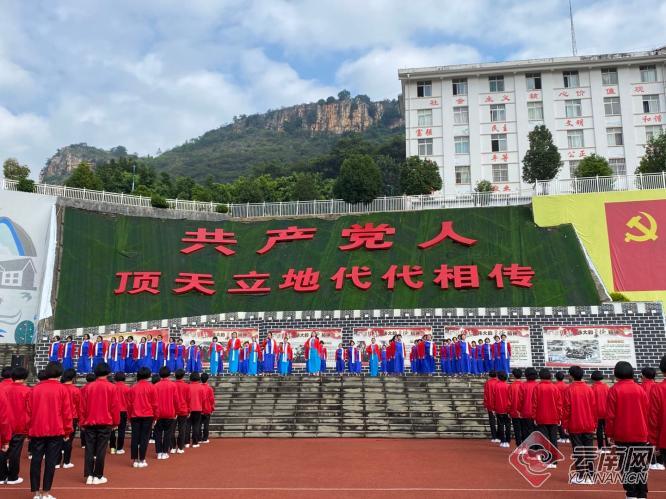 华坪女子高级中学课间操 黎安婷 摄深秋清晨,在华坪县女子高中,学生们