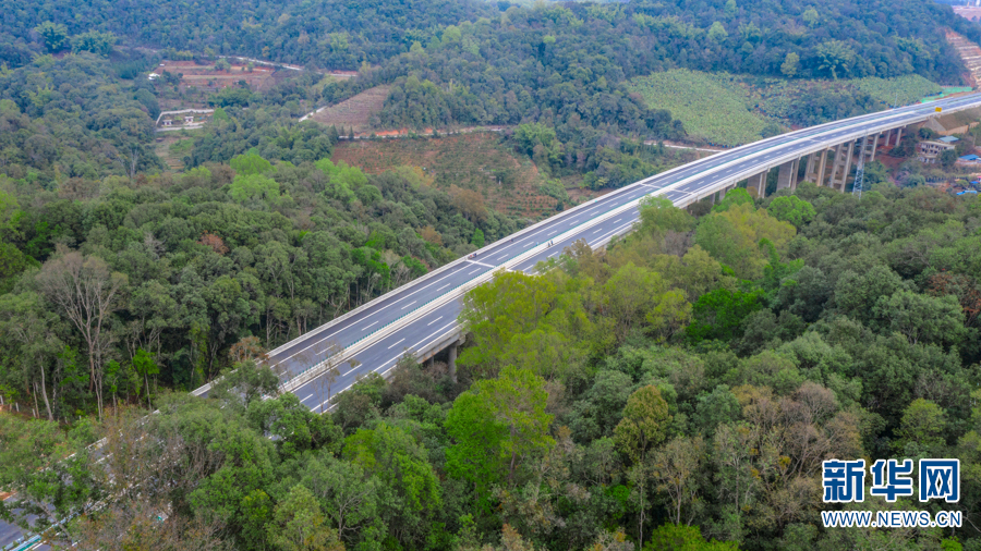 云南景洪至勐海高速公路试通车