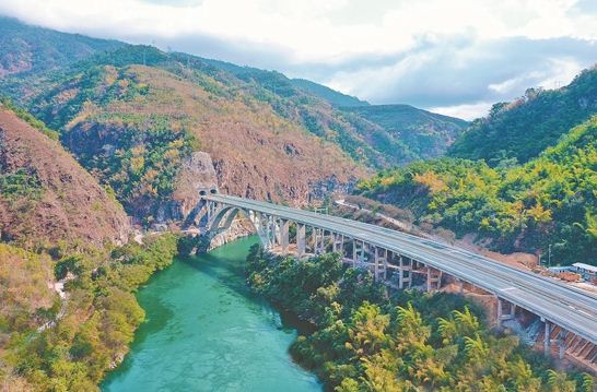 普洱绿三角迈入快车道写在思茅至澜沧高速公路建成通车之际