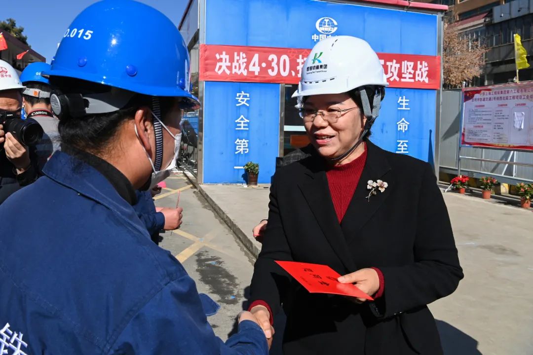 慰问组还入户看望慰问了困难职工和困难劳模,询问他们的生活状况和