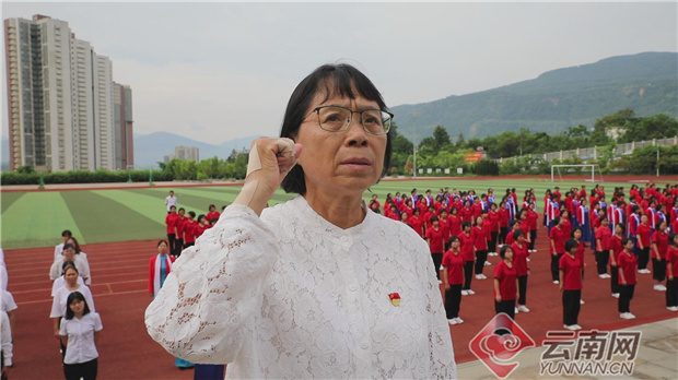 华坪女子高中与她的学生们和华坪县基层党支部的百余名党员代表一起