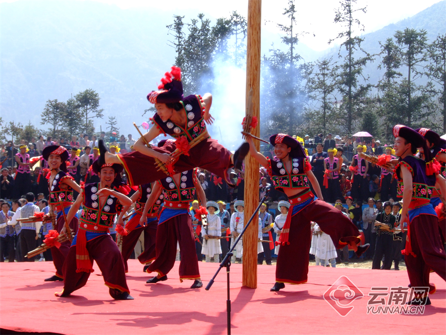 "无杆则不成花山"立杆,祭杆,闹杆,收杆,花杆将花山节的"仪式感"拉满.