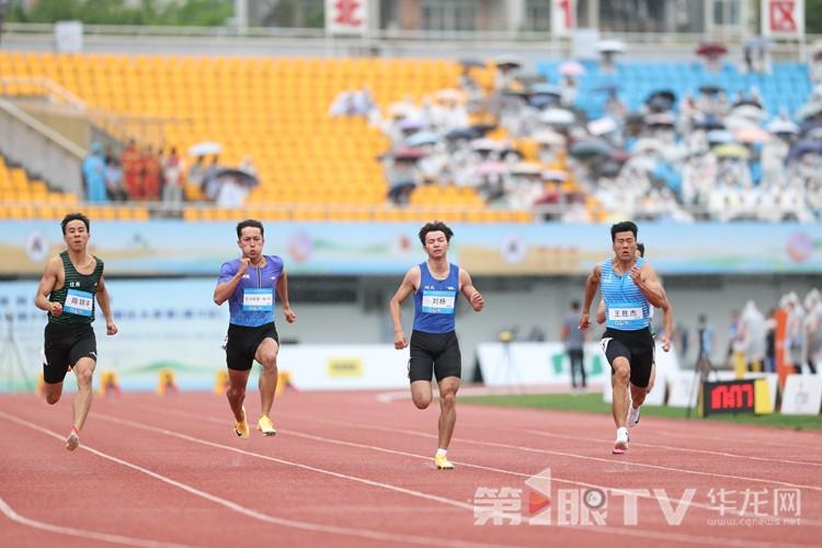 男子组100米预赛，选手们在比赛中拼尽全力。第1眼TV-华龙网记者 李一鸣 摄