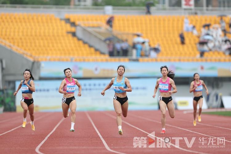 女子组400米预赛，选手全力冲刺。 第1眼TV-华龙网记者 李一鸣 摄