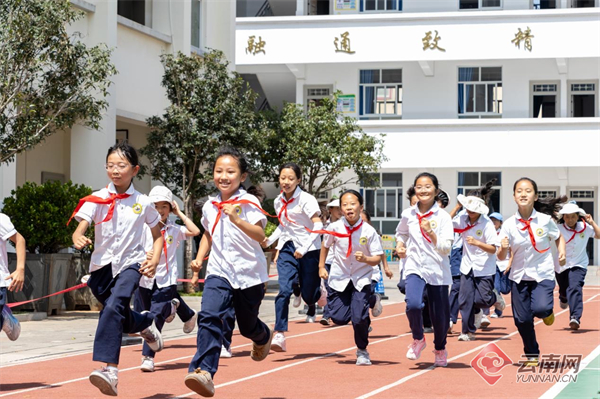 云南51所乡村学校举办“与姚妙一起撒开脚丫”校园跑步嘉年华(图3)