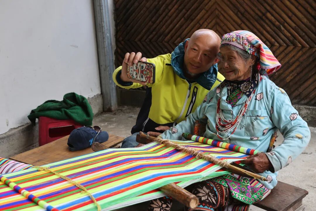独龙族老人正在纺织独龙毯.jpg