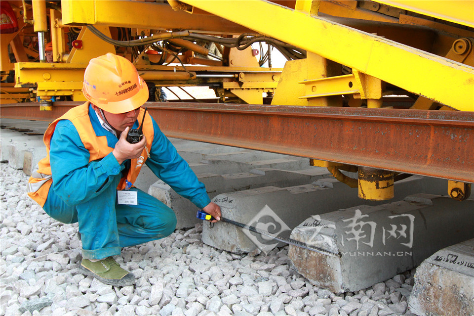 与时间赛跑 又一次考验---云桂铁路建设侧记