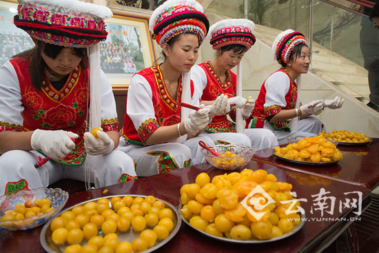 白族姑娘雕青梅.记者 桂阳玚 摄