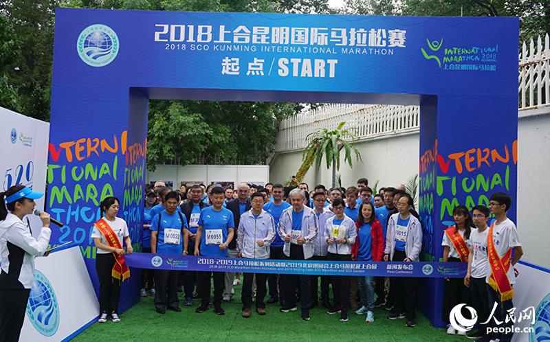 中外嘉宾等待发令枪响