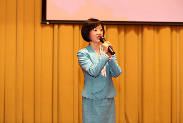 河南信阳广播电视台记者王淑君大别山上映山红