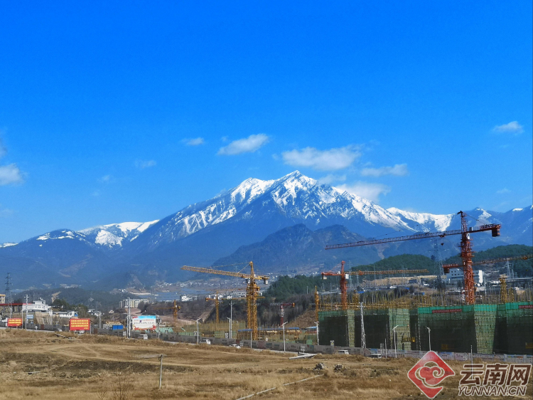 贫困地区,恶劣的自然环境和落后的交通条件严重阻碍了山区群众的发展