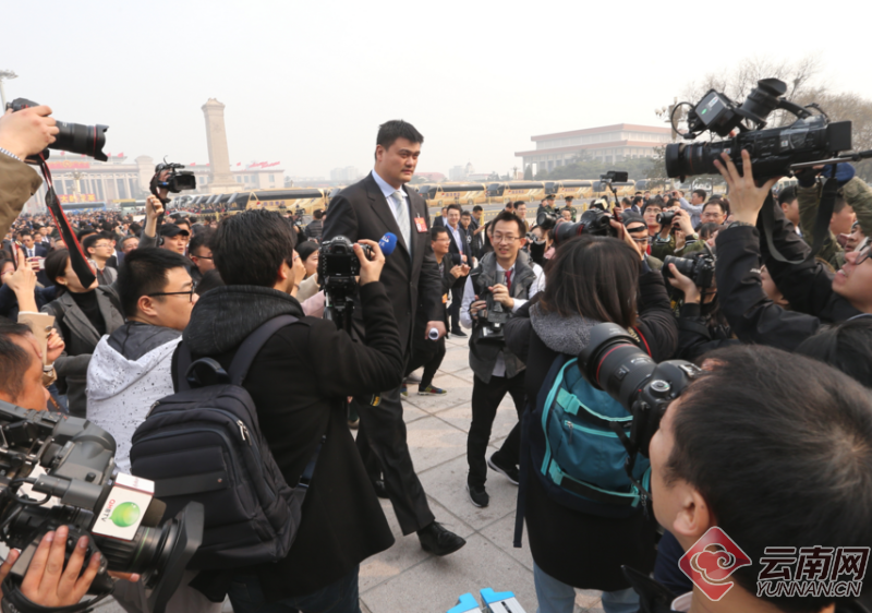 【聚焦全国两会】姚明等委员成媒体追访焦点(高清组图)