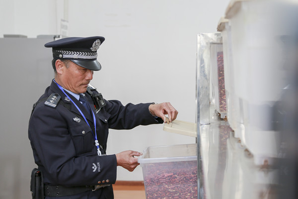 老警察的坚守有多重?