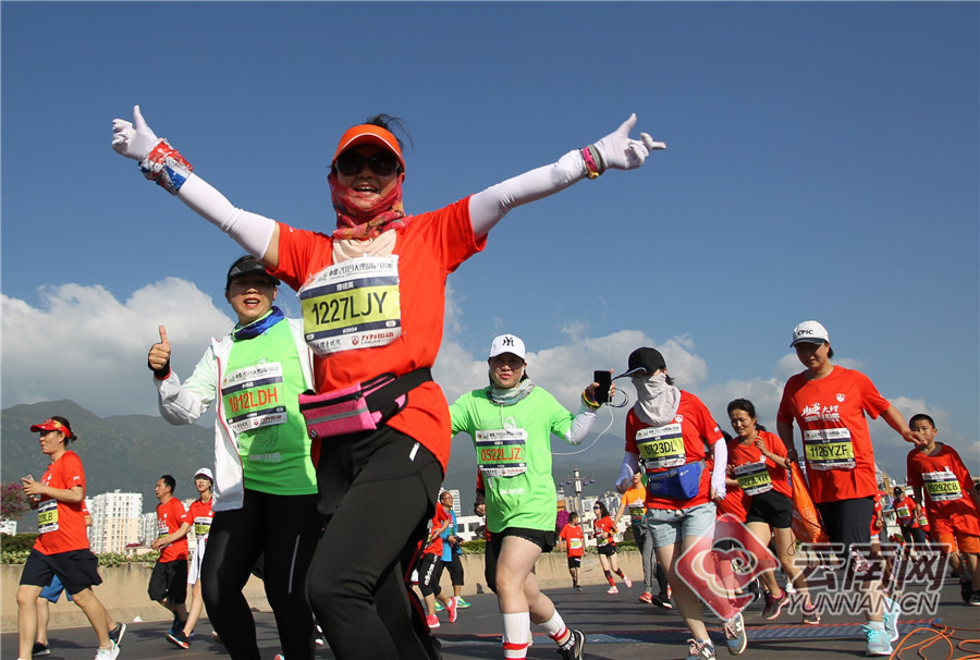 2019大理国际马拉松于大理洱海畔鸣枪开赛