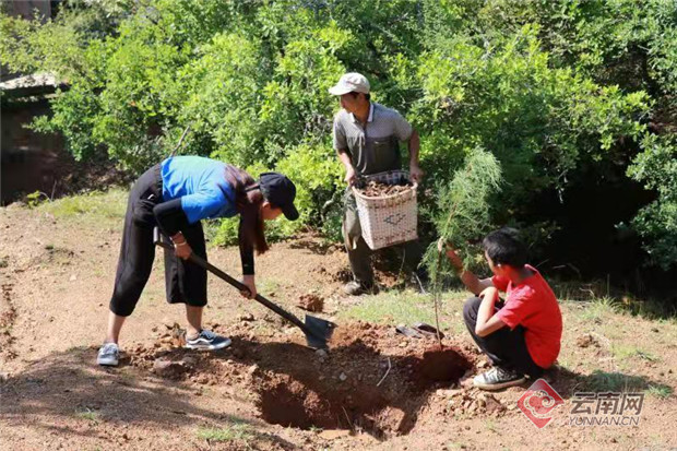 一年前,和继先和陈正艳在阿里巴巴,中国儿童慈善基金会和云南连心社会