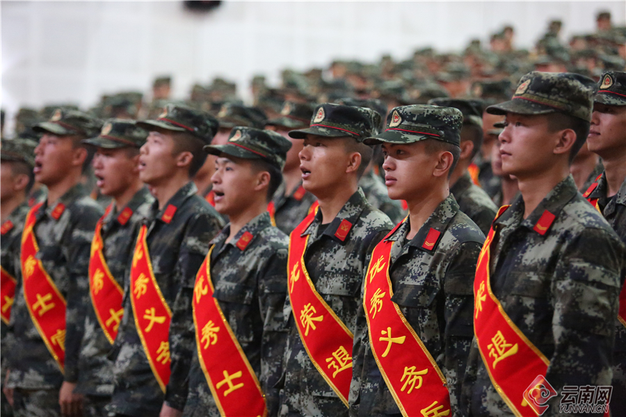 【高清组图】退伍季:武警云南总队老兵卸衔别军营