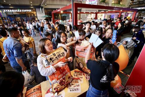 大悦疯抢节活动现场到商场体验"奶牛"挤奶,逛商场还能领走免费洗车券