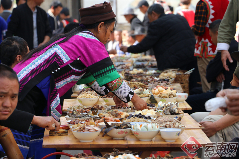 【高清组图】赏哈尼文化 云南元阳这个村摆起了长街古宴