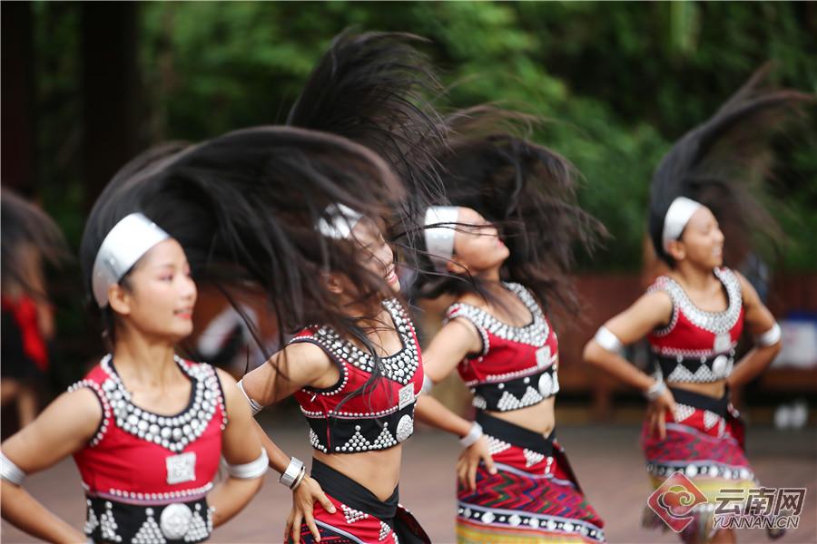 舞蹈《甩发舞》在西盟县勐梭龙潭公园内佤族姑娘表演的舞蹈《甩发舞》