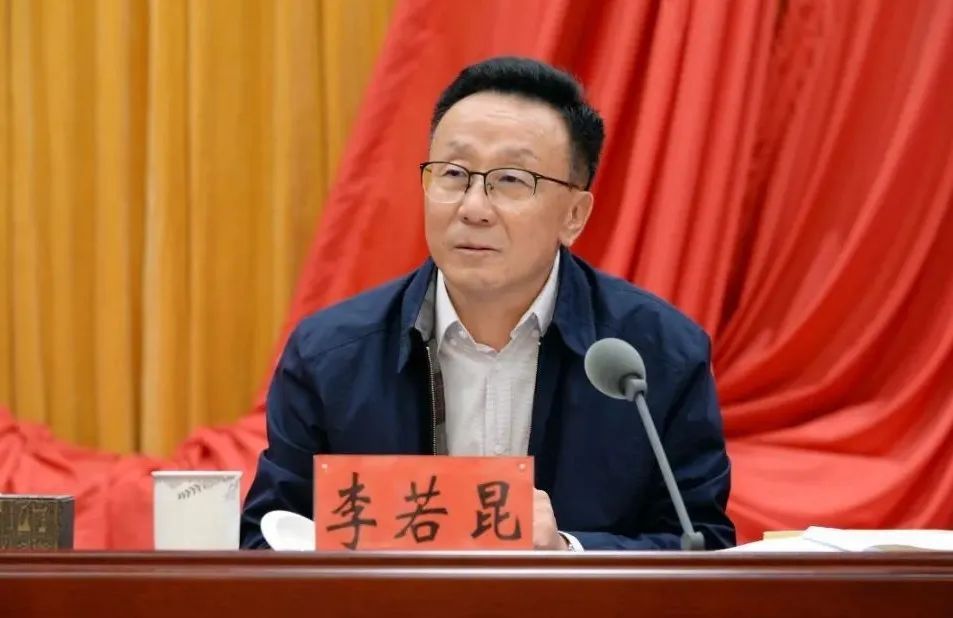 李若昆紧紧围绕政法工作中落实"三同步"的要求,以丰富的办案经验,切身