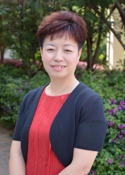 李莉华,昆明八中校长,毕业于北师大历史学系,中学高级教师,云南省特级