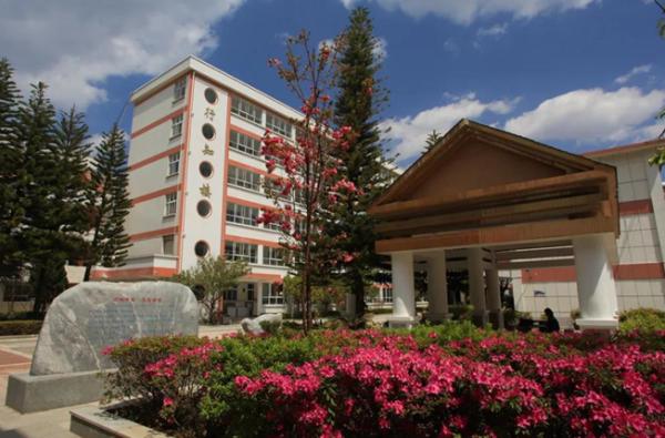 的校园环境刘式良简介,中共党员,硕士研究生学历,历任下关一中副校长