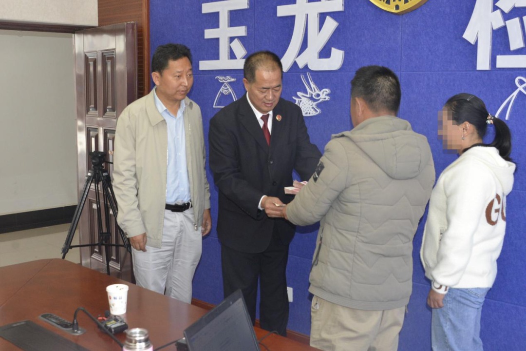 那天,玉龙县检察院党组书记,检察长吴洪友在12309检察服务大厅接访