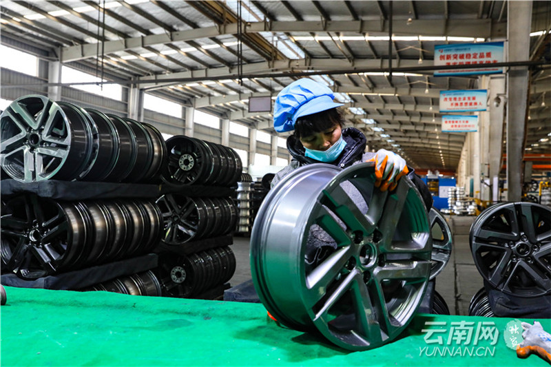 富源县汽车铝合金轮毂生产线.刘畅 摄