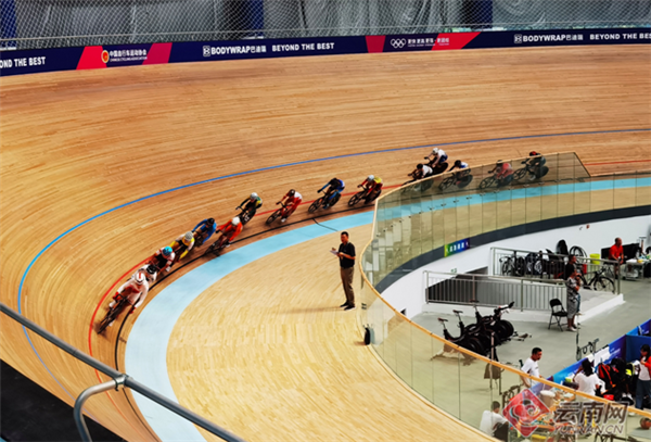 十四运会场地自行车项目女子全能赛:云南队摘银!