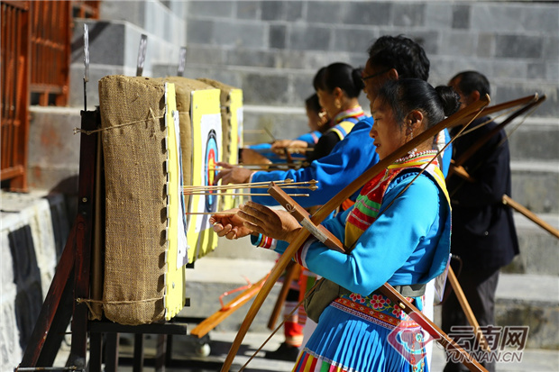 刀杆节等节日为契机,举办文艺汇演和傈僳族传统"上刀杆,下火海",射弩